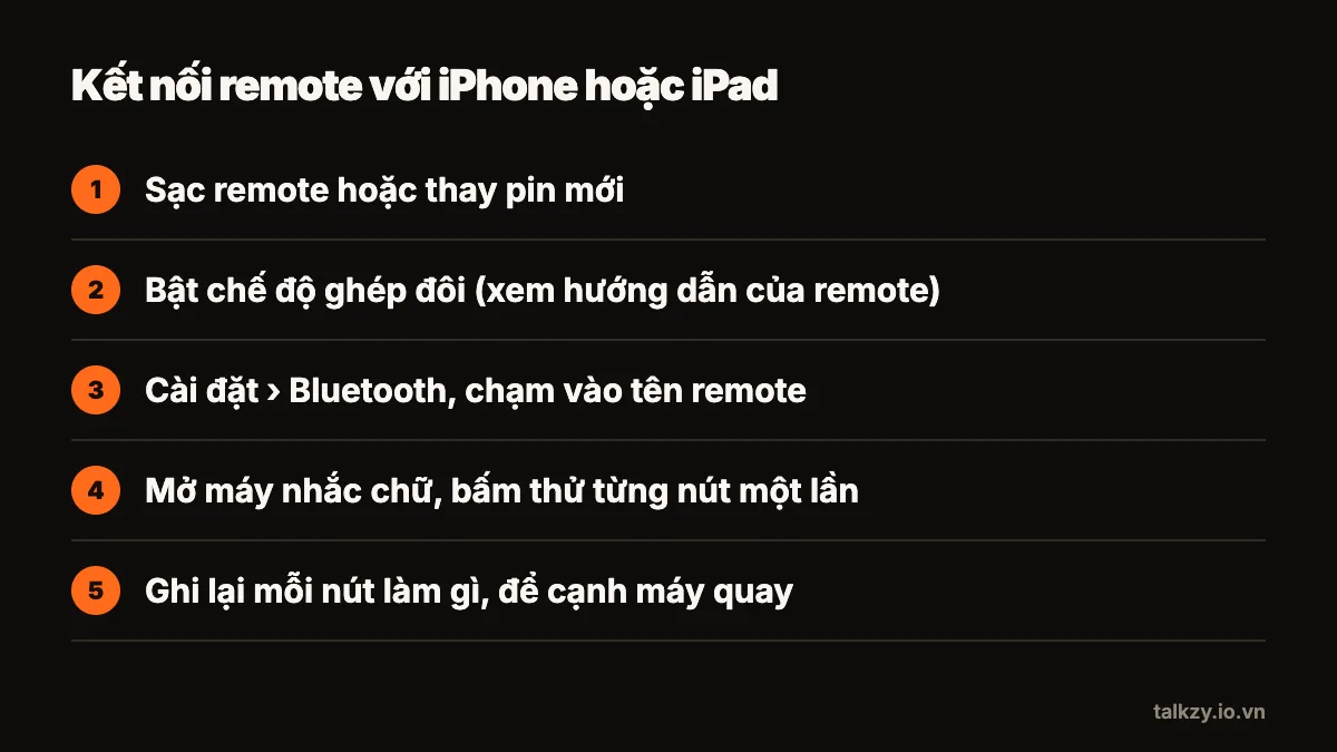 Sơ đồ: năm bước kết nối remote — sạc pin, bật chế độ ghép đôi, chạm vào remote trong Cài đặt › Bluetooth, bấm thử từng nút trong máy nhắc chữ, và ghi lại mỗi nút làm gì.